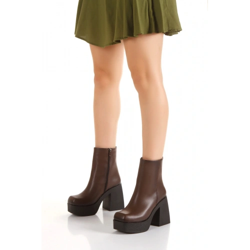 Kadın Kahverengi Suni Deri Cilt Küt Burunlu Yüksek Topuklu Sade Şık ve Rahat Bot