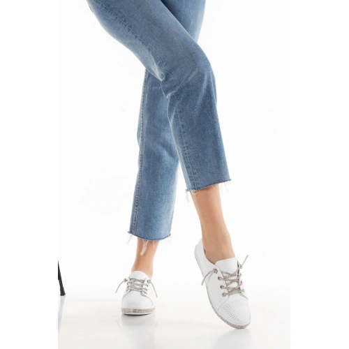 Kadın Snekar Beyaz Tabanı Ve Bağcıkları Taşlı Şık Ve Rahat Spor Ayakkabı