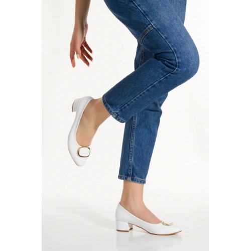Kadın Beyaz Suni Deri Cilt Stiletto 3 cm Kısa Kalın Topuklu Şık Toka Detaylı Rahat Stiletto