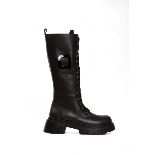 Kadın Siyah Suni Deri Cilt Tırtık Tabanlı Bağcıklı ve Şık Kare Toka Detaylı Rahat Çizme