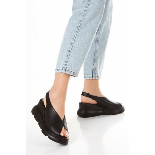 Kadın Siyah Suni Deri Cilt Yüksek Kalın Tabanlı Arkası Lastikli Rahat Sandalet