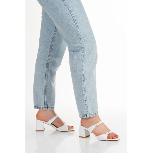 Kadın Beyaz Suni Deri Cilt Kalın Topuklu Şık Toka Detaylı Rahat Terlik