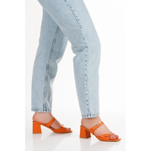 Kadın Turuncu Suni Deri Cilt Kalın Topuklu Şık Toka Detaylı Rahat Terlik