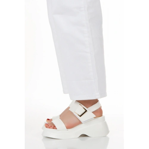 Kadın Beyaz Suni Deri CiltTek Bant Detaylı Cırt Cırtlı Dolgu Tabanlı Şık Yazlık Ayakkabı