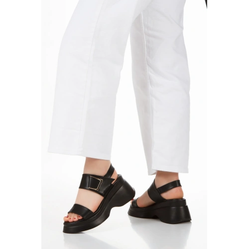 Kadın Siyah Suni Deri CiltTek Bant Detaylı Cırt Cırtlı Dolgu Tabanlı Şık Yazlık Ayakkabı