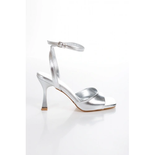 Kadın Gümüş Metalik Tek Bant Şık İkonik Galvaniz Tasarımlı Topuklu Yazlık Ayakkabı