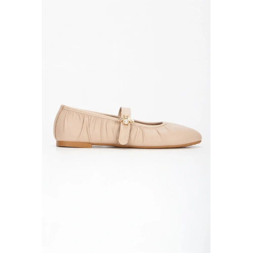 Kadın Bej Pileli Düz Topuklu Şık Toka Detaylı Rahat Babet Ayakkabı