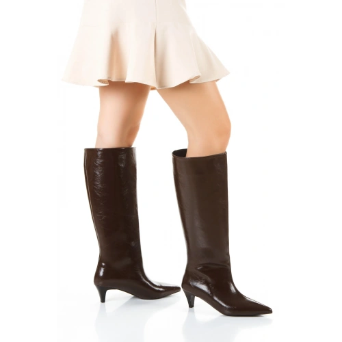 Kadın Kahverengi Rugan Sivri Burunlu Baldır Kısmı Geniş Fermuarsız Çekme Çizme