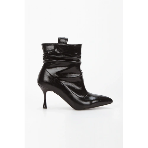 Kadın Siyah Rugan Sivri Burunlu İnce Topuklu Körüklü ve Şık Toka Detaylı Rahat Bot