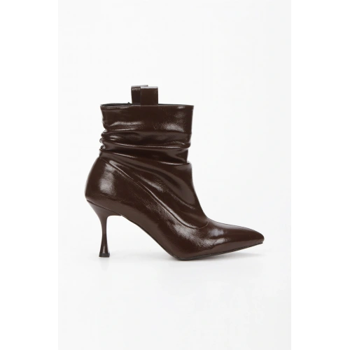 Kadın Kahverengi Rugan Sivri Burunlu İnce Topuklu Körüklü ve Şık Toka Detaylı Rahat Bot