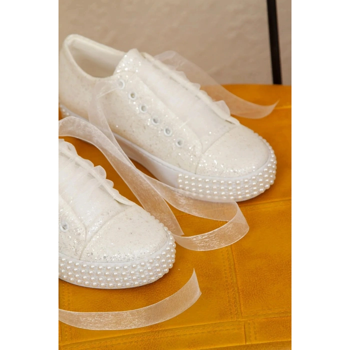 Kadın Beyaz Düz Topuklu Düz Tabanlı İnci Taşlı Spor Abiye Gelinlik Ayakkabısı