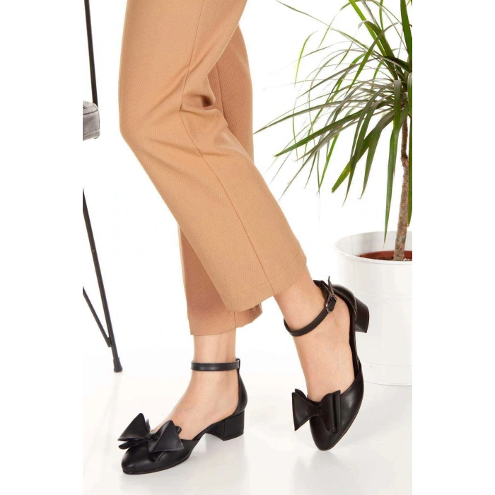 Kadın Siyah Suni Deri Cilt 3 cm Kısa Kalın Topuklu Şık Fiyonk Detaylı Stiletto Rahat Günlük Stiletto