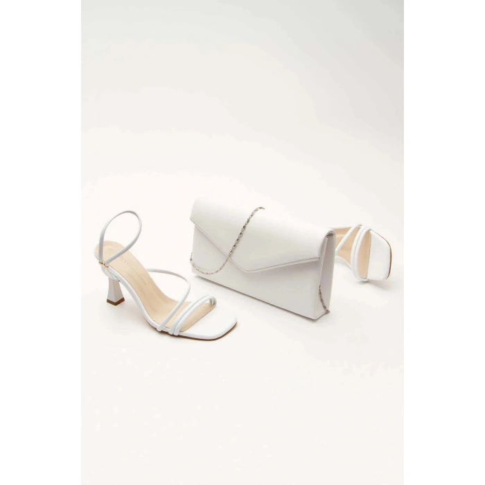 Kadın Beyaz Suni Deri Cilt Kelebek Toka Detaylı Bilekten Ayarlamalı Ayakkabı Ve Şık Çanta Kombini