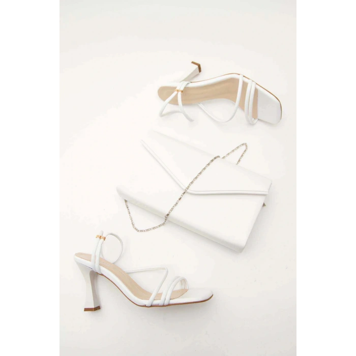 Kadın Beyaz Suni Deri Cilt Kelebek Toka Detaylı Bilekten Ayarlamalı Ayakkabı Ve Şık Çanta Kombini