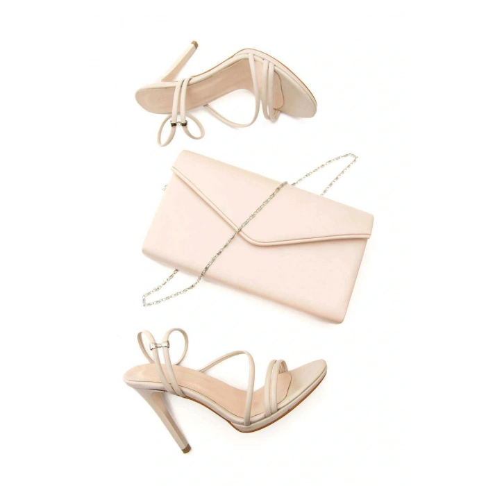 Kadın Bej Suni Deri Cilt Bilekten Ayarlamalı Ince Topuklu Platformlu Ayakkabı Ve Şık Çanta Kombini