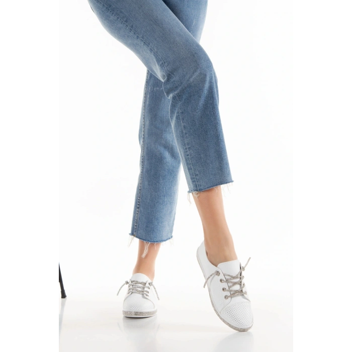 Kadın Snekar Beyaz Tabanı Ve Bağcıkları Taşlı Şık Ve Rahat Spor Ayakkabı