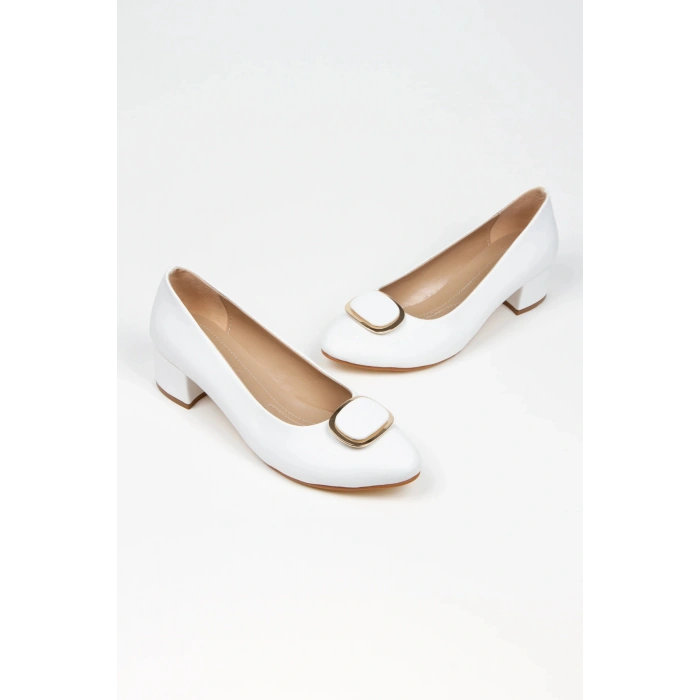 Kadın Beyaz Suni Deri Cilt Stiletto 3 cm Kısa Kalın Topuklu Şık Toka Detaylı Rahat Stiletto