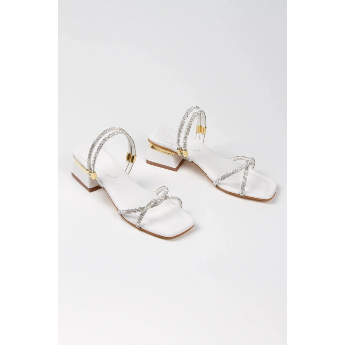 Kadın Beyaz Yumuşak Tabanlı Kalın Topuklu Parlak Damla Taşlı Klipsi Rahat Ve Şık Ayakkabı