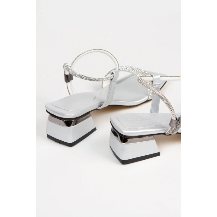 Kadın Gümüş Abiye Parlak Damla Taşlı Bilekten Ayarlamalı Şık Klipsli Yazlık Ve Rahat Ayakkabı