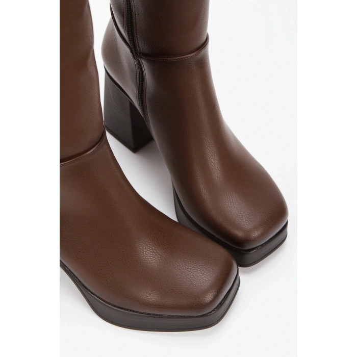 Kadın Kahve Suni Deri Cilt Yeni Tarz Küt Burunlu Hafif ve Yüksek Topuklu Düz Şık Rahat Çizme