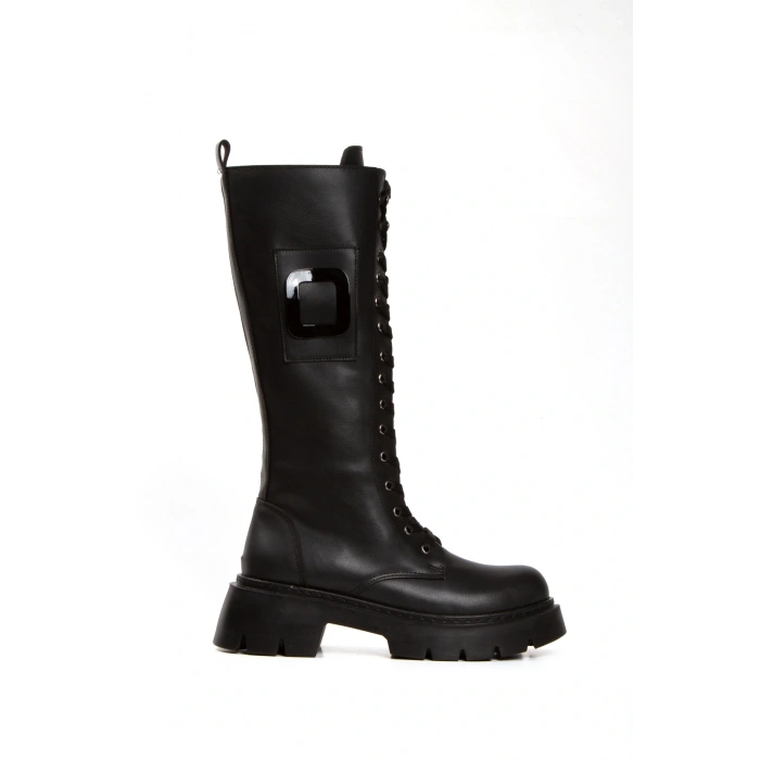 Kadın Siyah Suni Deri Cilt Tırtık Tabanlı Bağcıklı ve Şık Kare Toka Detaylı Rahat Çizme