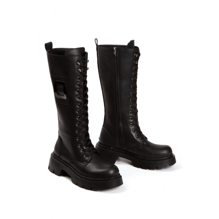 Kadın Siyah Suni Deri Cilt Tırtık Tabanlı Bağcıklı ve Şık Kare Toka Detaylı Rahat Çizme