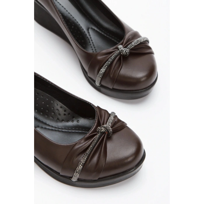 Kadın Kahve Suni Deri Cilt Ortopedik Tabanlı Şık Düğüm Taş Detaylı Rahat Dolgu Ayakkabı