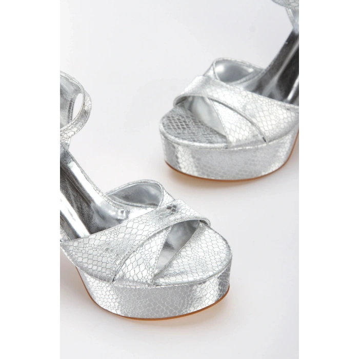 Kadın Gümüş Kedigözü Yüksek Platform Küt Burunlu Topuklu Rahat ve Şık Ayakkabı ve Çanta Kombini