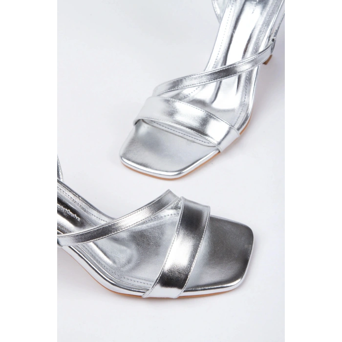 Kadın Gümüş Metalik Tek Bant Arkası Açık Yeni Tarz Yazlık Şık ve Rahat Ayakkabı