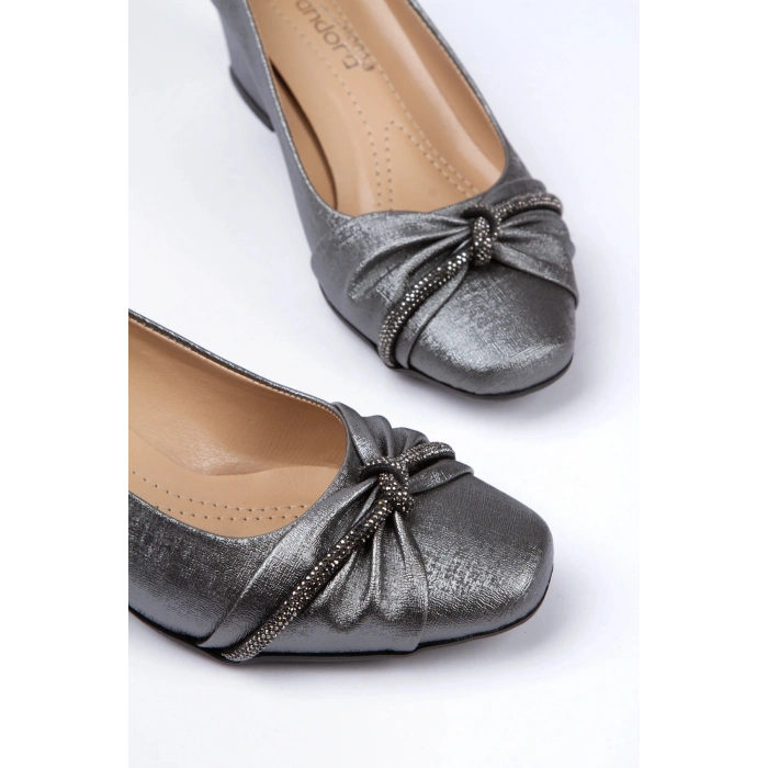 Kadın Platin Kısa Kalın Topuklu Fiyonk Ve Taş Detaylı Ortopedik Tabanlı Rahat Stiletto