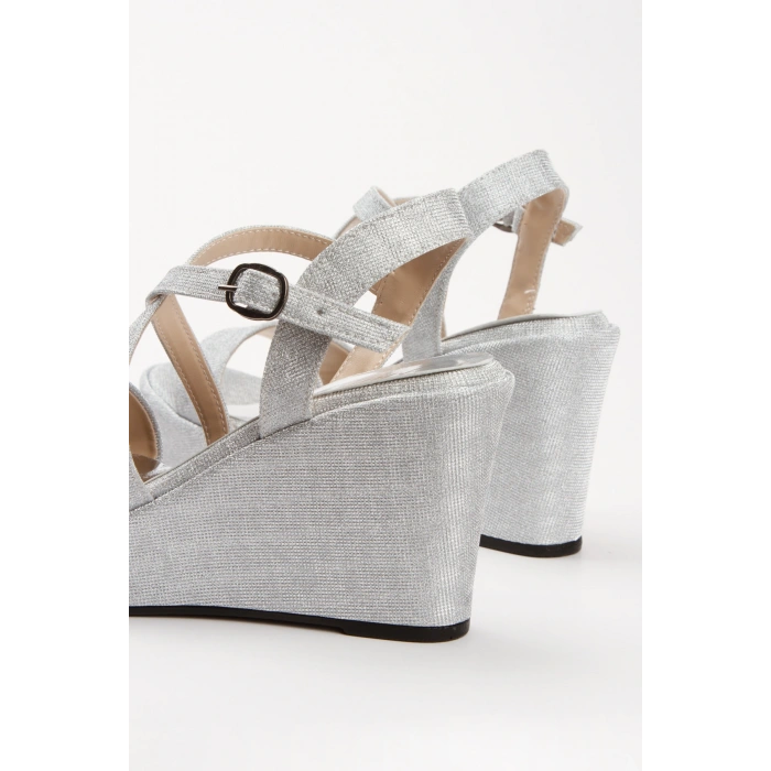 Kadın Gümüş Simli Arka Açık Şık Çapraz Bantlı Dolgu Tabanlı Yazlık Ayakkabı