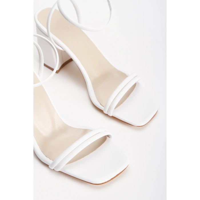 Kadın Beyaz Cilt Çift Bantlı Bilekten Bağlamalı Kalın Topuklu Yazlık Ayakkabı