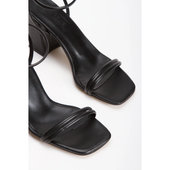 Kadın Siyah Cilt Çift Bantlı Bilekten Bağlamalı Kalın Topuklu Yazlık Ayakkabı