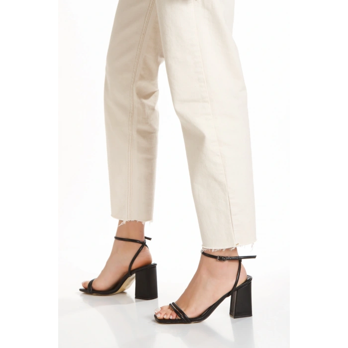 Kadın Siyah Cilt Çift Bantlı Bilekten Bağlamalı Kalın Topuklu Yazlık Ayakkabı
