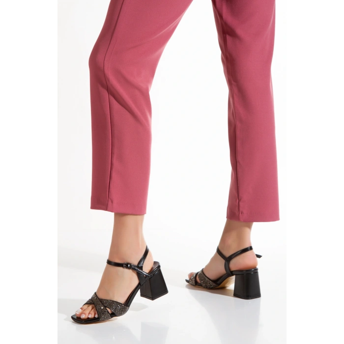 Kadın Siyah Metalik Şık Parlak Taşlarla Bezenmiş Kedigözü Detaylı Kalın Topuklu Abiye Ayakkabı