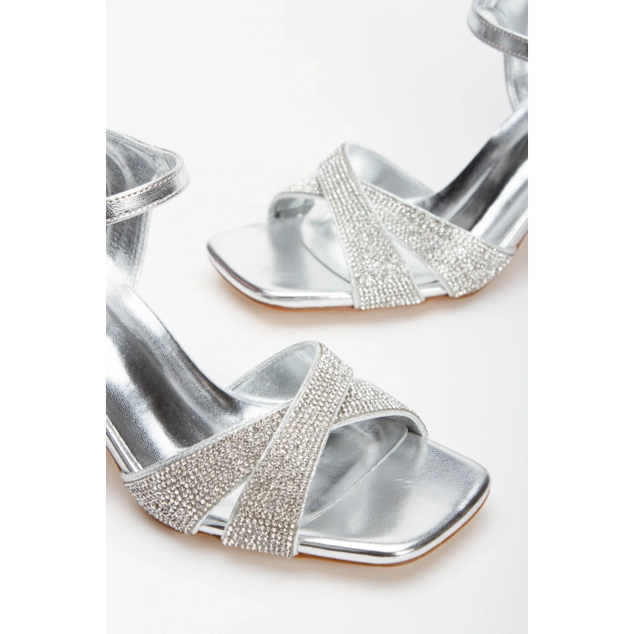 Kadın Gümüş Metalik Şık Parlak Taşlarla Bezenmiş Kedigözü Detaylı Kalın Topuklu Abiye Ayakkabı