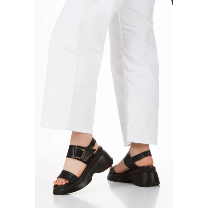 Kadın Siyah Suni Deri CiltTek Bant Detaylı Cırt Cırtlı Dolgu Tabanlı Şık Yazlık Ayakkabı