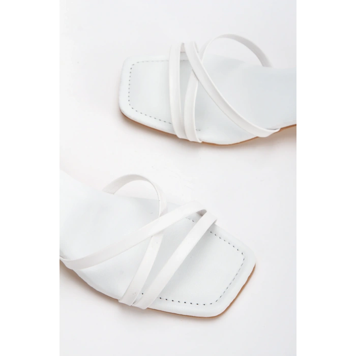 Kadın Beyaz Suni Deri Cilt Şık Biye Detaylı Arkası Açık İnce Topuklu Yazlık Sandalet