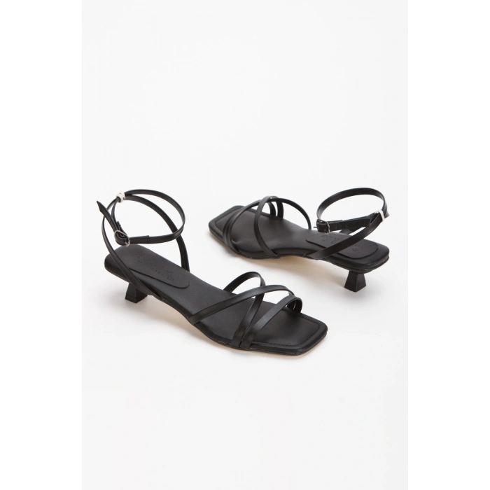 Kadın Siyah Suni Deri Cilt Şık Biye Detaylı Arkası Açık İnce Topuklu Yazlık Sandalet