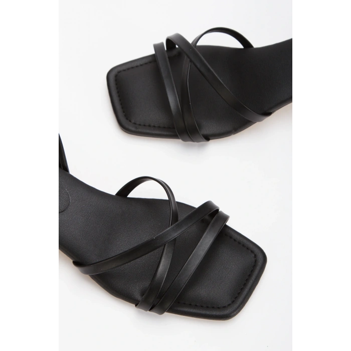 Kadın Siyah Suni Deri Cilt Şık Biye Detaylı Arkası Açık İnce Topuklu Yazlık Sandalet