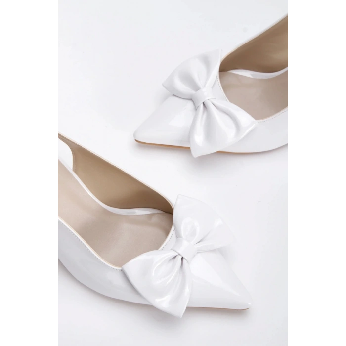 Kadın Beyaz Rugan Fiyonklu Kısa İnce Topuklu Sivri Burunlu Şık Stiletto Ayakkabı