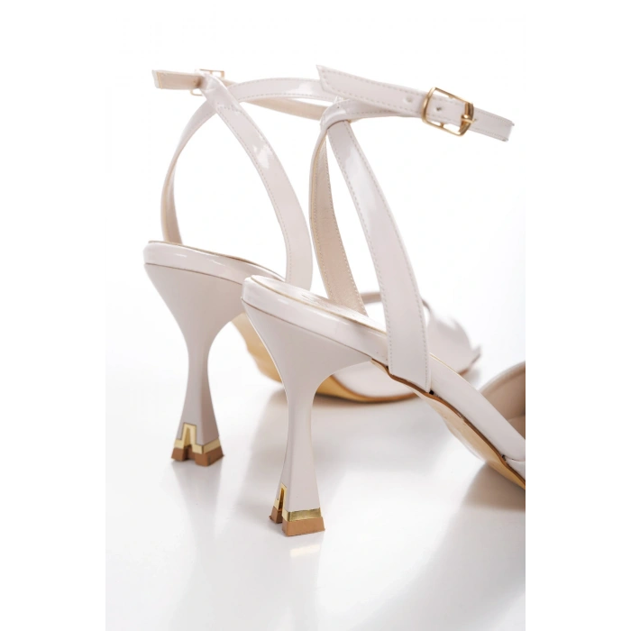 Kadın Bej Rugan Tek Bant Şık İkonik Galvaniz Tasarımlı Topuklu Yazlık Ayakkabı