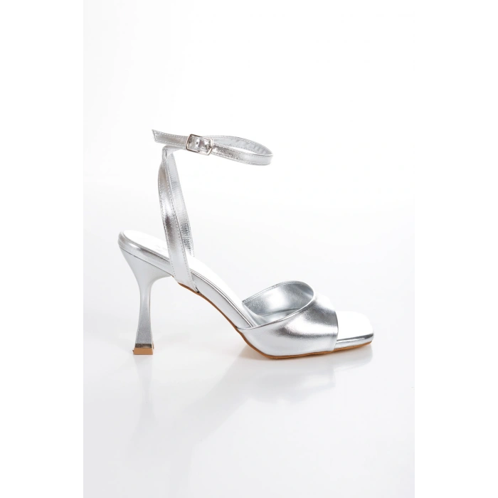 Kadın Gümüş Tek Bant Şık İkonik Galvaniz Tasarımlı Topuklu Yazlık Ayakkabı ve Çanta Kombini