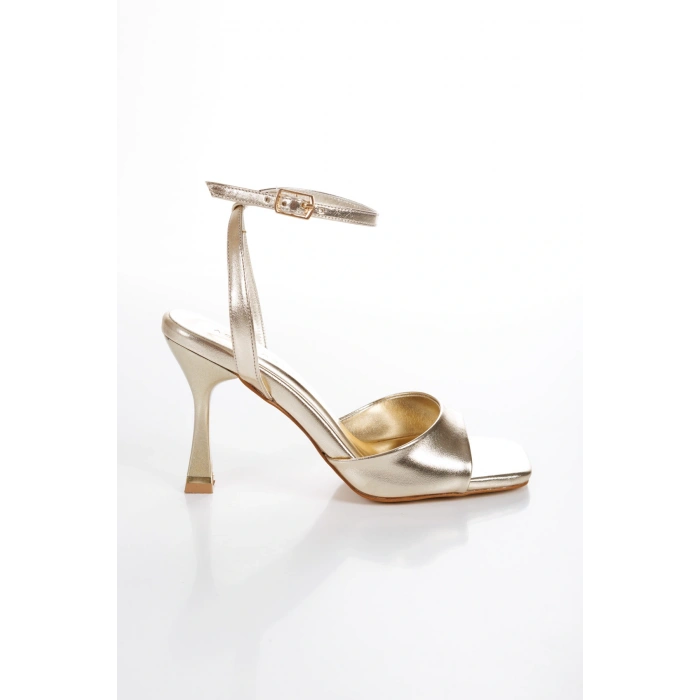 Kadın Altın Tek Bant Şık İkonik Galvaniz Tasarımlı Topuklu Yazlık Ayakkabı ve Çanta Kombini