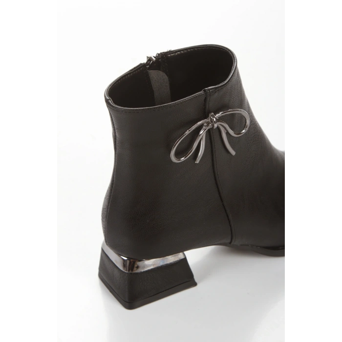 Kadın Siyah Sivri Burunlu Galvaniz Kalın Topuklu Şık Fiyonk Detaylı Rahat Kışlık Bot