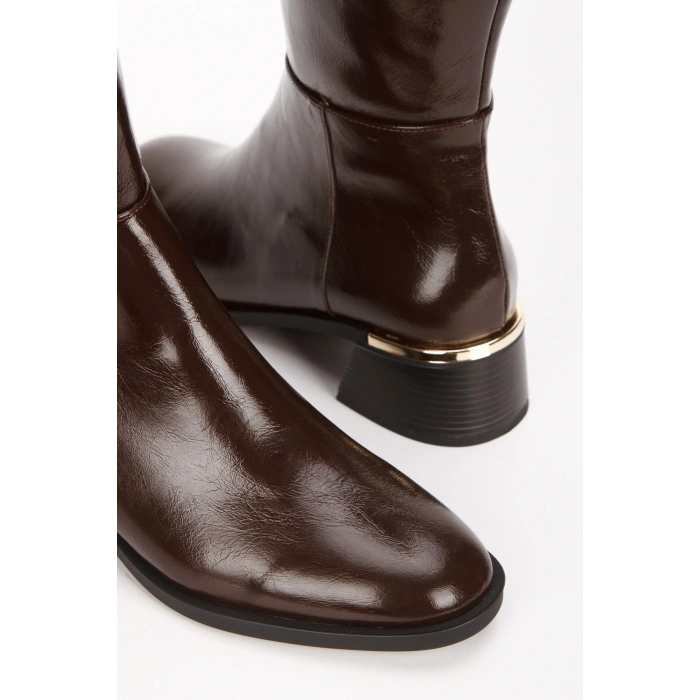 Kadın Kahverengi Rugan Sivri Burunlu Şık Toka Detaylı Rahat Çizme