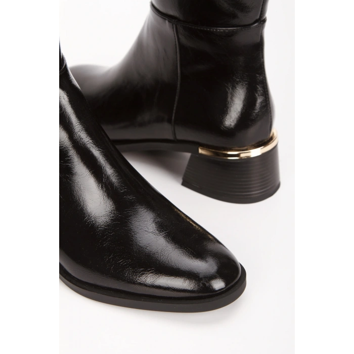 Kadın Siyah Rugan Sivri Burunlu Şık Toka Detaylı Rahat Çizme