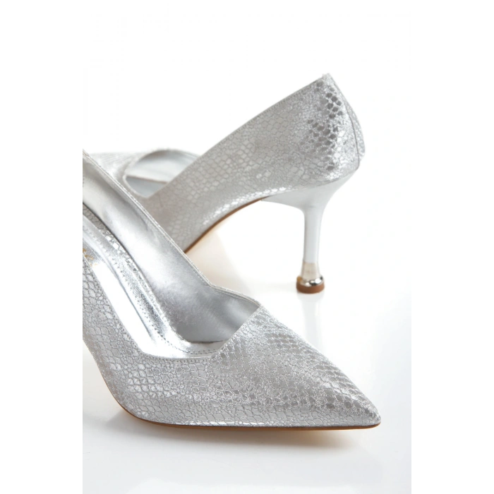 Kadın Gümüş Yılan Arkası Kapalı 8 cm İnce Galvaniz Topuklu Rahat Stiletto ve Çanta Kombini