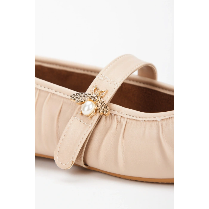 Kadın Bej Pileli Düz Topuklu Şık Toka Detaylı Rahat Babet Ayakkabı