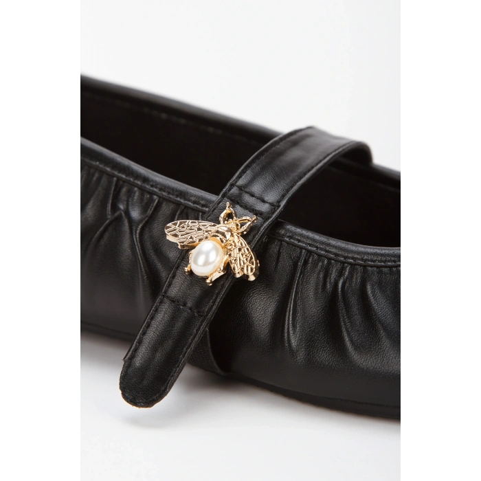 Kadın Siyah Pileli Düz Topuklu Şık Toka Detaylı Rahat Babet Ayakkabı